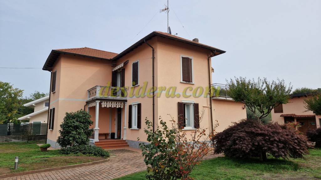 Villa in vendita a Castelletto sopra Ticino via Giovanni Prati, 21