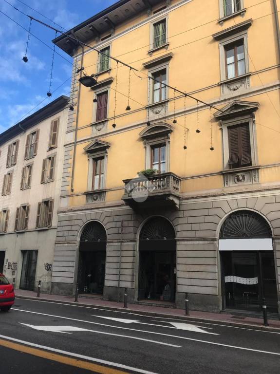 Negozio in vendita a Bergamo via Borgo Palazzo, 78