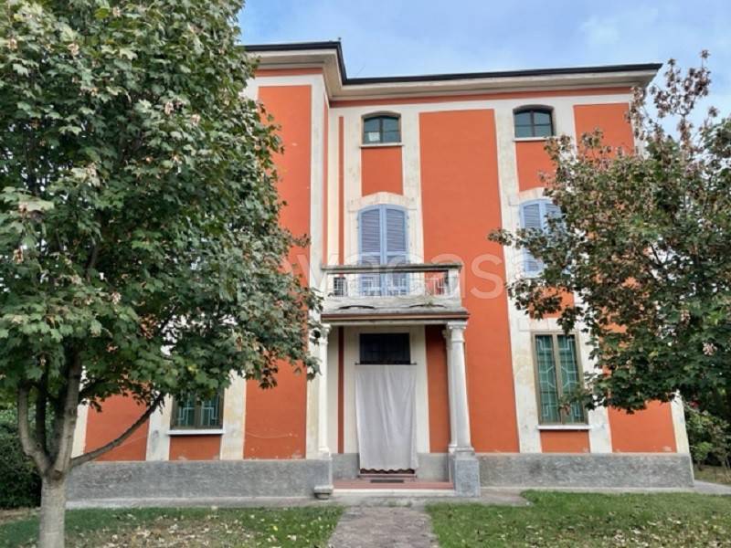 Villa in vendita a Castelvetro Piacentino via Roma