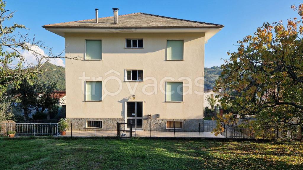 Appartamento in in vendita da privato a Lumarzo frazione Castello, 328