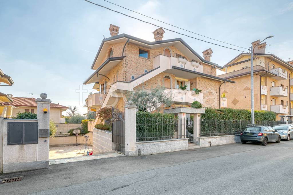 Appartamento in vendita a Giussano via Goffredo Mameli