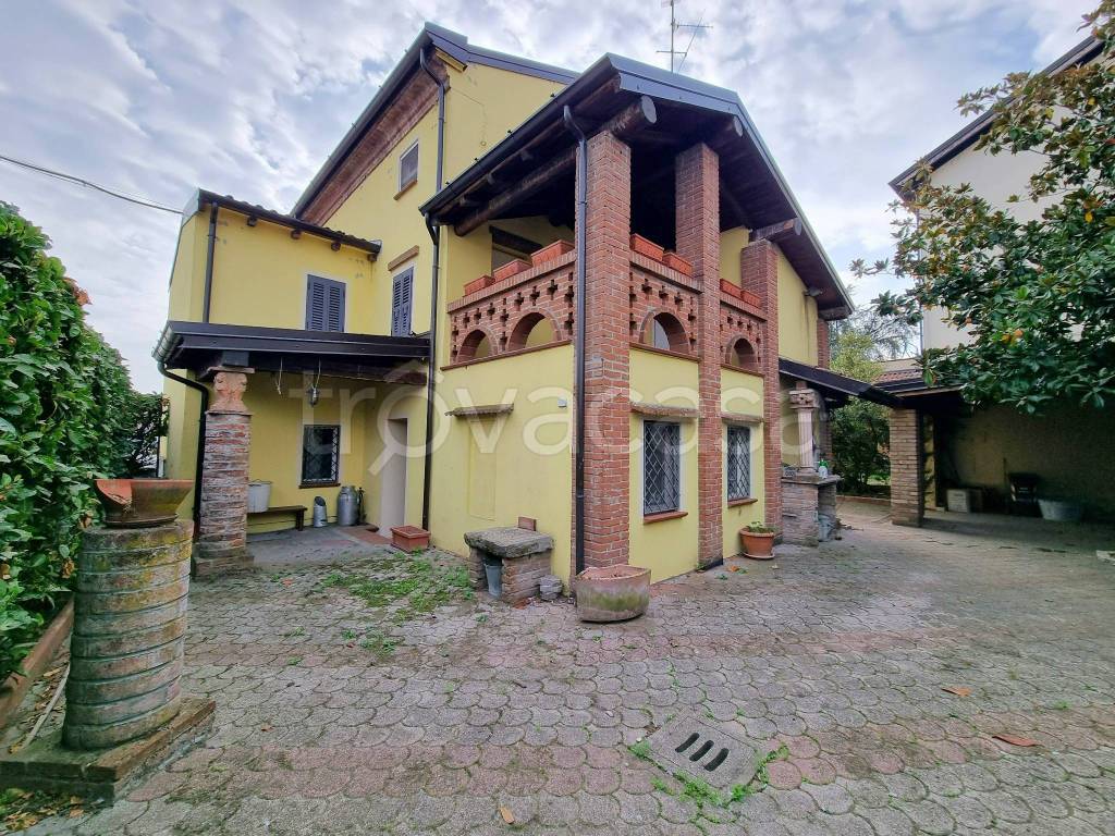 Casale in vendita a Rottofreno via Giuseppe Garibaldi, 32