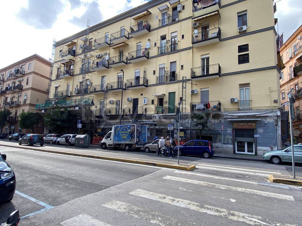 Negozio in vendita a Napoli via Arenaccia