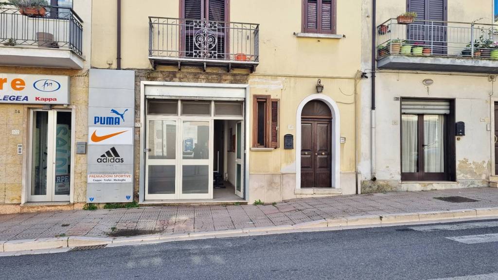 Negozio in vendita a Grottaminarda corso Vittorio Veneto, 100