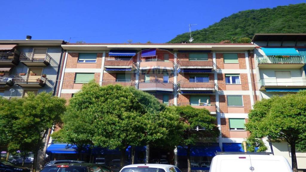 Appartamento in vendita a Laveno-Mombello viale Garibaldi, 83