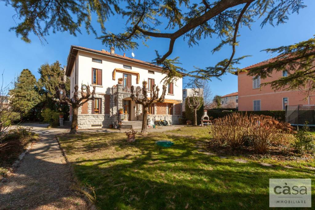 Villa Bifamiliare in vendita a Varese via Cadore, 37