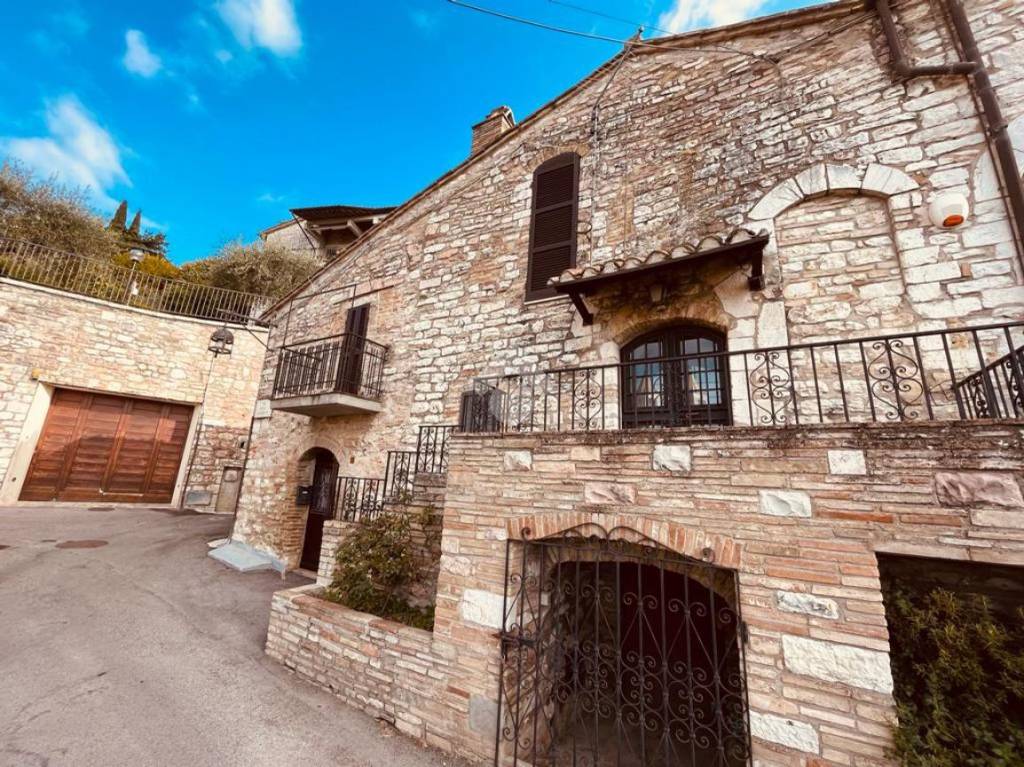 Casa Indipendente in vendita ad Assisi via degli acquedotti, 20
