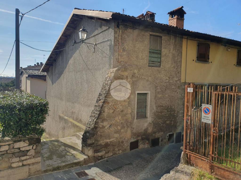 Rustico in vendita a Montello via Colleoni Bartolomeo, 43