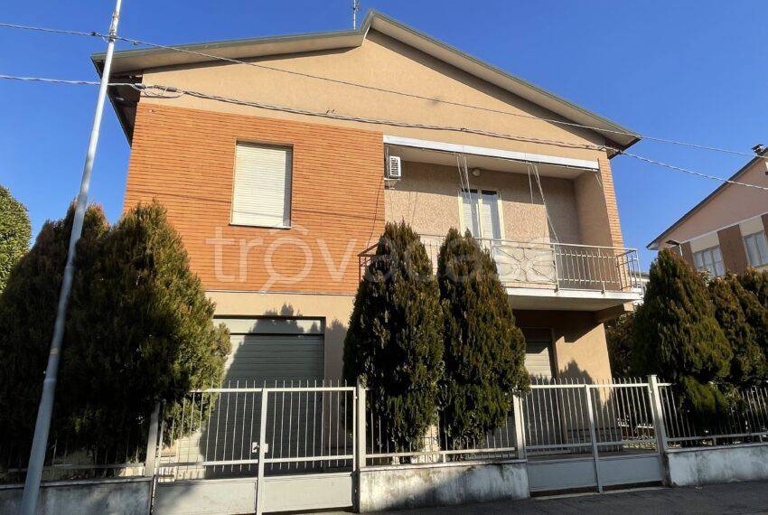 Villa Bifamiliare in vendita a Reggio nell'Emilia via Medaglie d'Oro della Resistenza