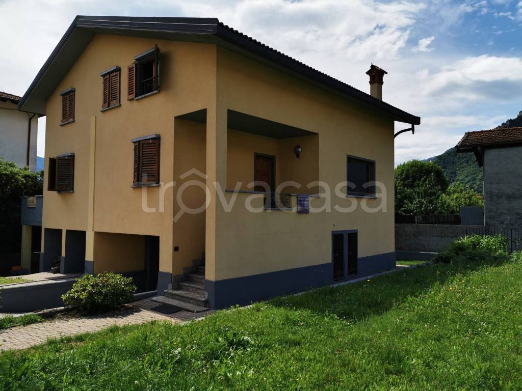 Villa in vendita a Dongo via Statale