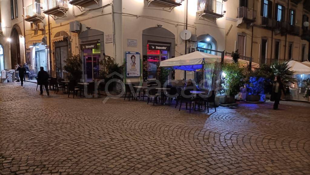 Bar in affitto a Napoli via Tommaso Caravita, 17