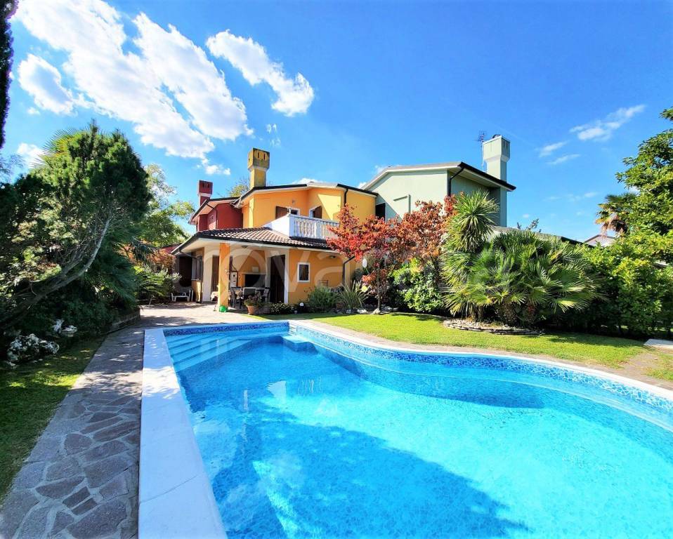 Villa Bifamiliare in vendita a Rosolina viale Traversa