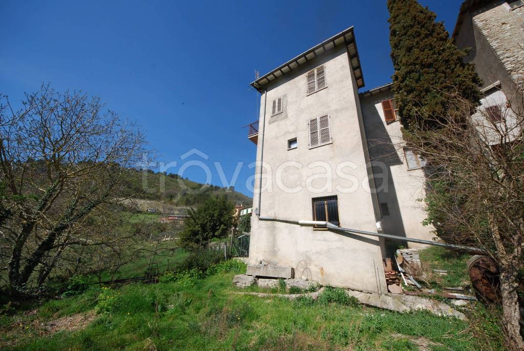 Casa Indipendente in vendita a Spoleto località meggiano-pompagnano