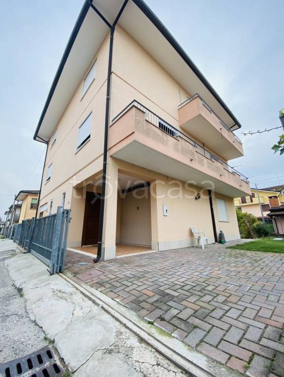 Villa Bifamiliare in vendita a Taglio di Po via Giosuè Carducci