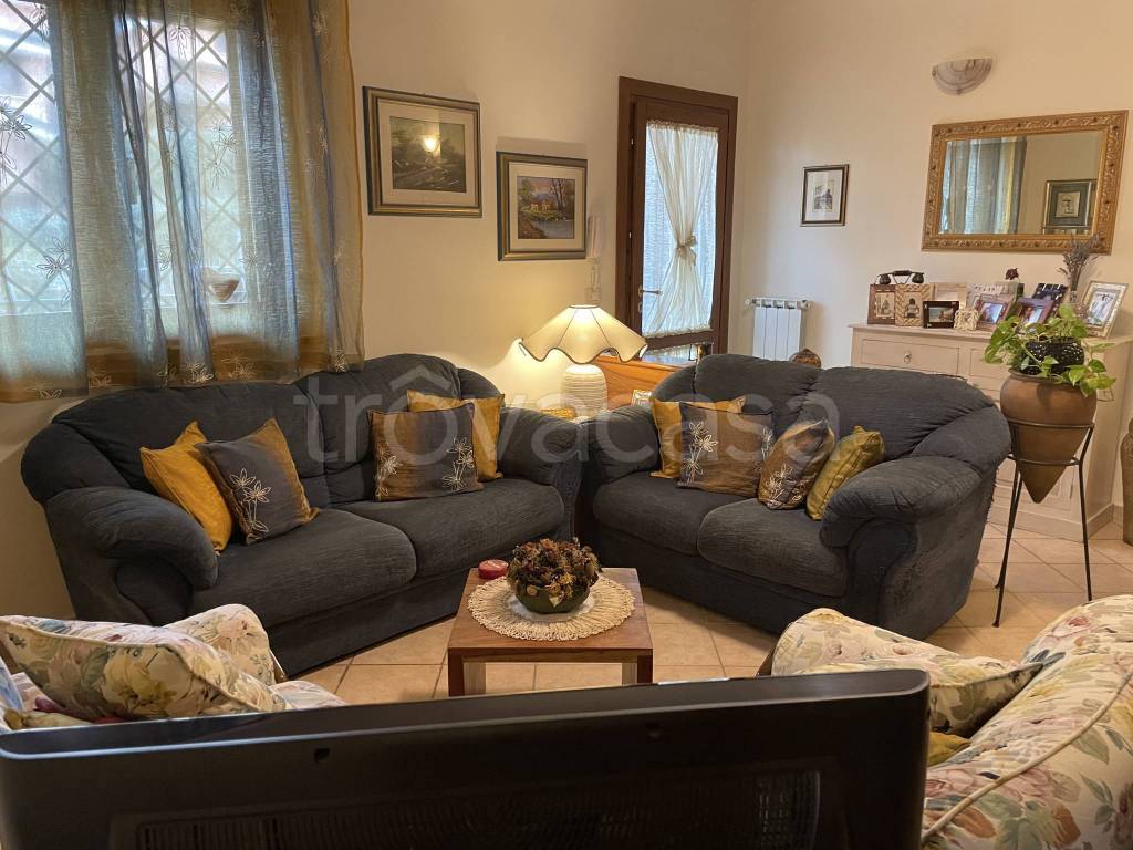 Villa Bifamiliare in vendita a Guidonia Montecelio via Lago Maggiore
