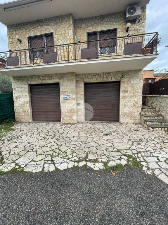 Garage in affitto a Guidonia Montecelio via cristoforo ferrari, 33