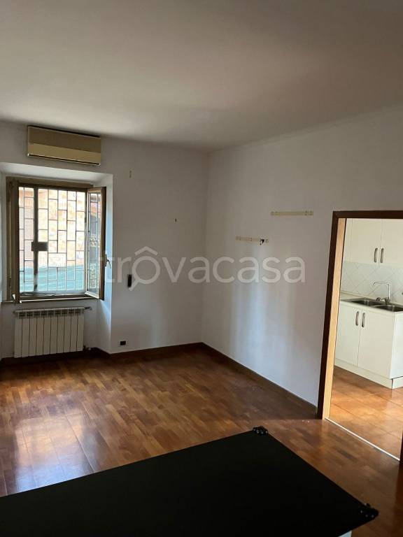 Appartamento in vendita a Roma via Atimeto, 34