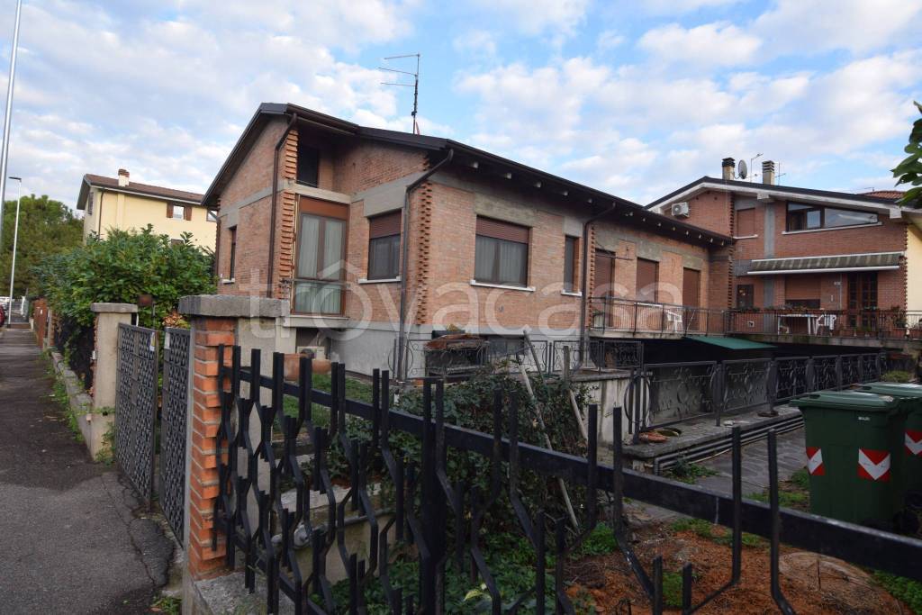 Villa Bifamiliare in vendita a Verona via dei Faggi, 16