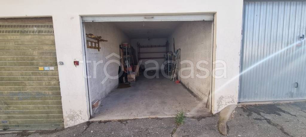 Garage in affitto a Pomezia viale Giotto, 28