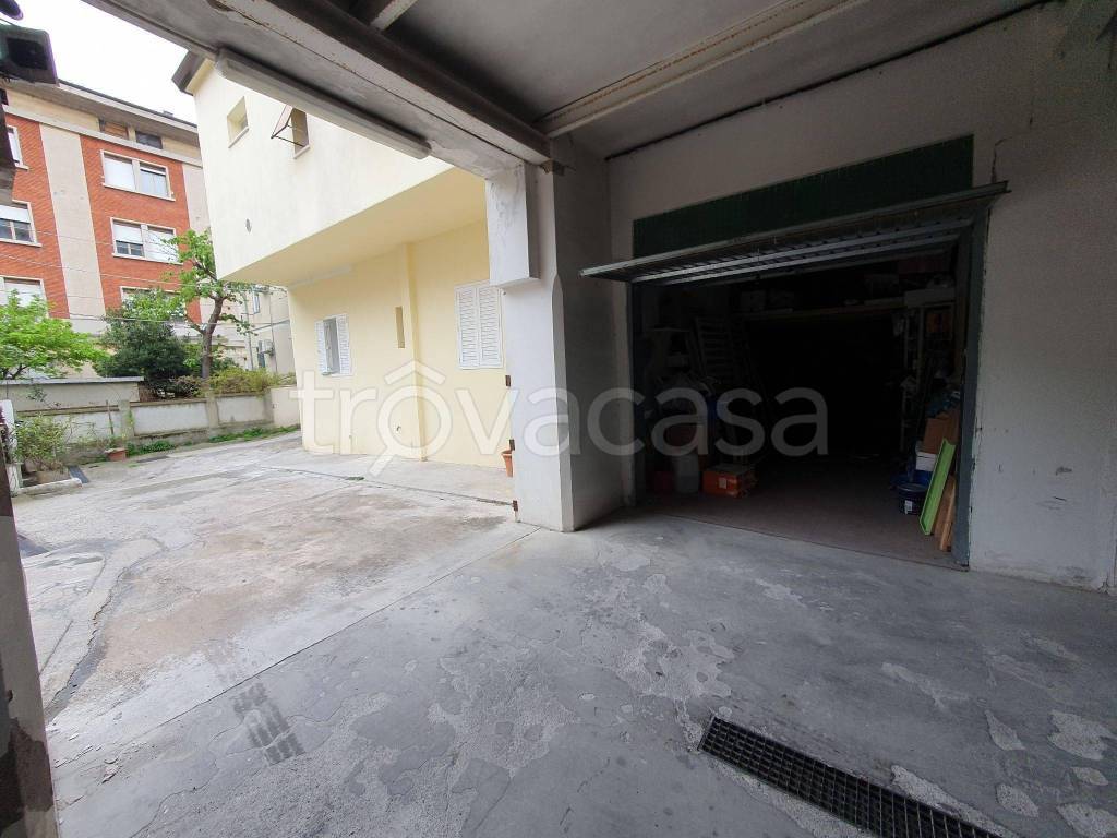 Garage in vendita a Trieste vicolo dell'Ospitale Militare, 21