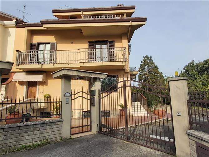 Villa Bifamiliare in vendita a Frosinone via Casilina Nord