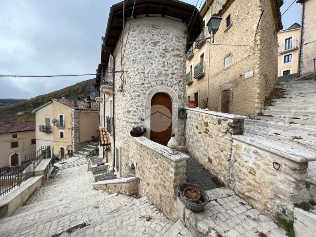 Appartamento in vendita a Rocca di Cambio viale XXI Aprile