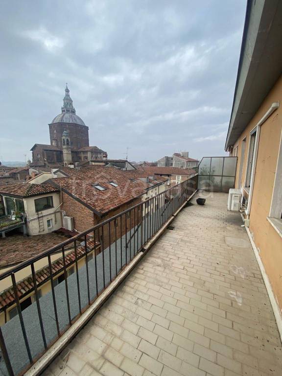 Appartamento in vendita a Pavia piazza della Vittoria, 2