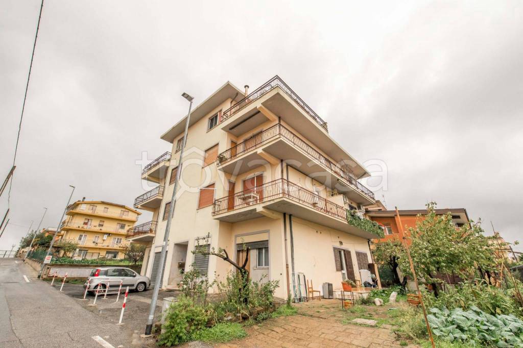 Appartamento in vendita a Roma via Pescolanciano, 20