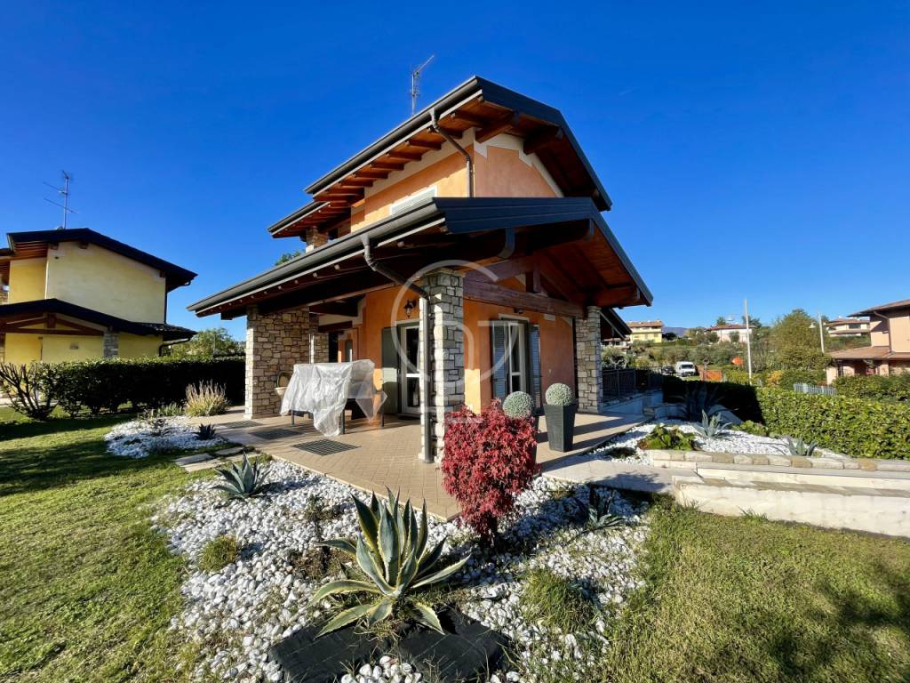 Villa in vendita a Moniga del Garda via Aldo Moro