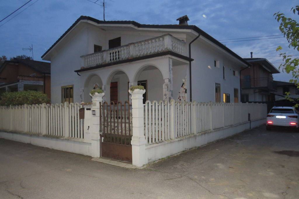 Villa in in vendita da privato a San Zeno Naviglio via Monsignor Andrea Romano, 30