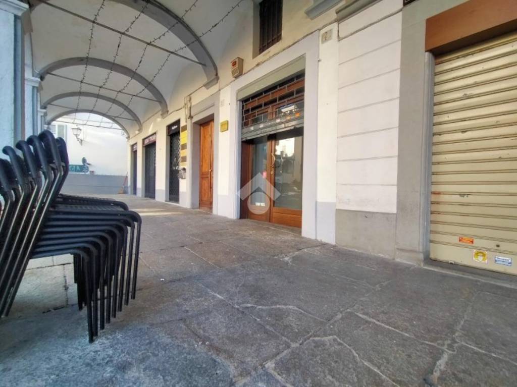 Negozio in vendita a Moncalieri piazza vittorio emanuele ii, 2