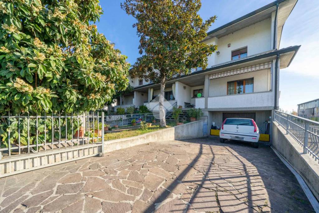 Villa a Schiera in vendita a Campegine via Brodolini, 1