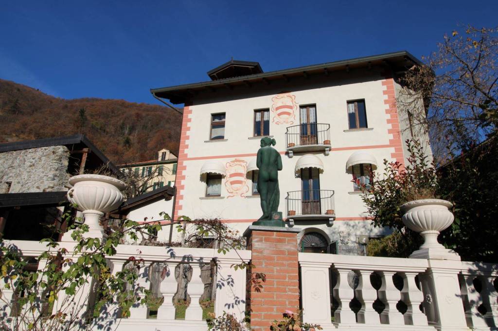 Villa Bifamiliare in vendita a Varallo regione Arboerio