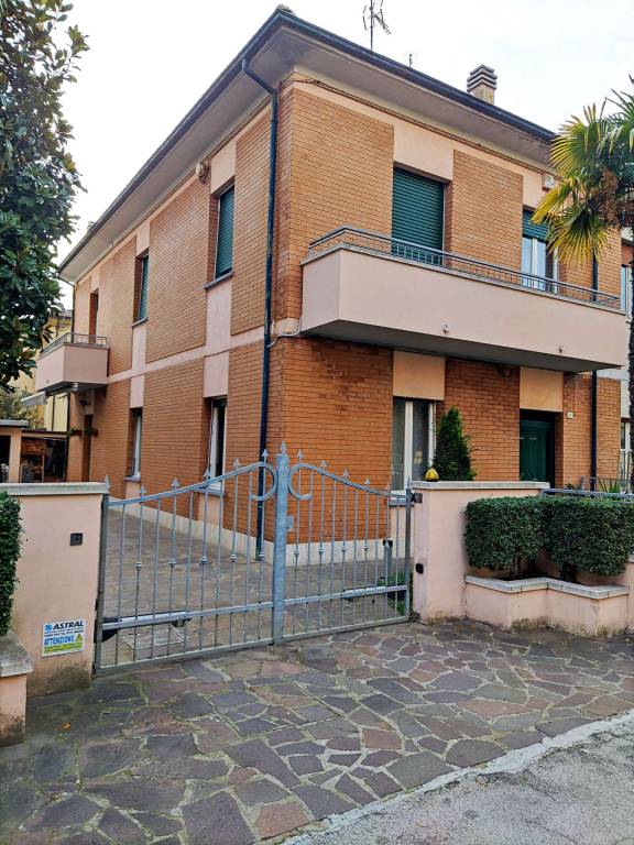 Casa Indipendente in vendita a Fano via gobetti