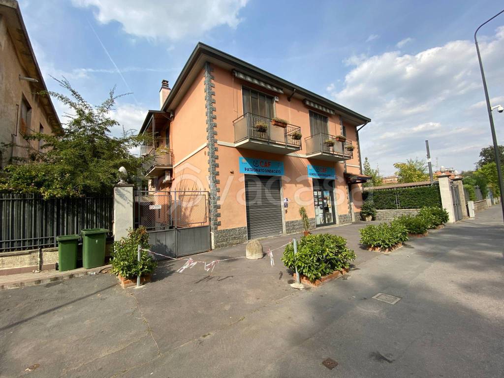 Villa in vendita a Milano via Lorenteggio, 172