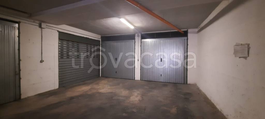 Garage in vendita a Maddaloni via Caudina