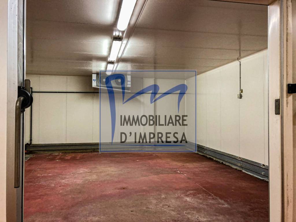 Capannone Industriale in vendita a Parma via Cremonese