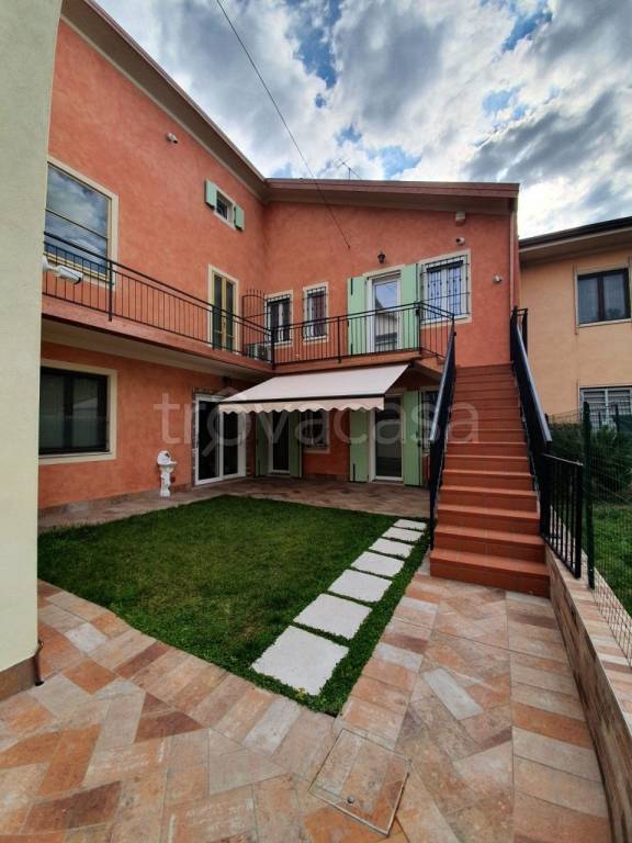 Villa Bifamiliare in in vendita da privato a Valeggio sul Mincio via Camillo Benso di Cavour, 4