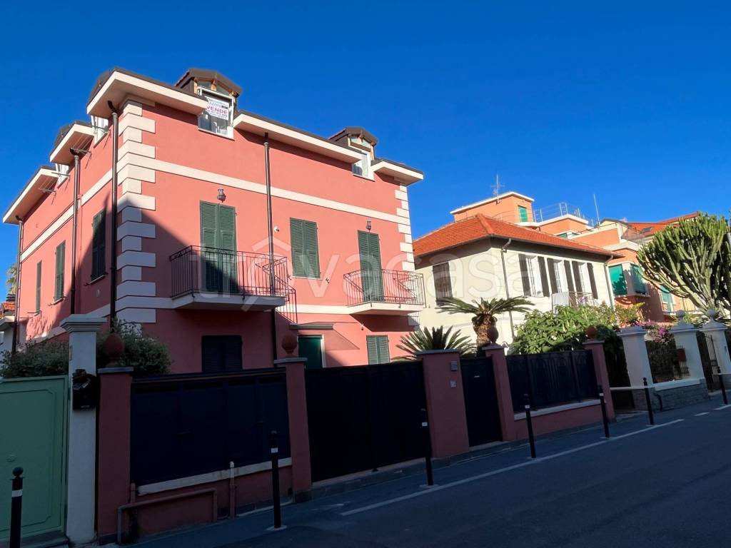 Appartamento in vendita a Riva Ligure corso Villaregia, 70