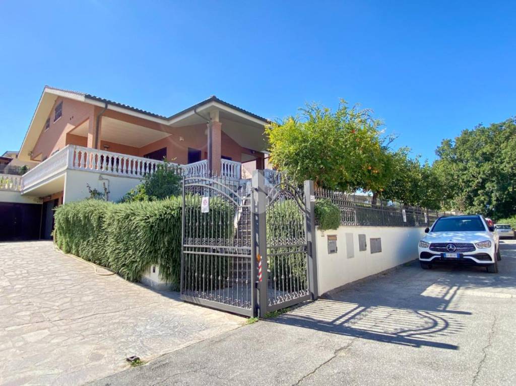 Villa in vendita a Fiumicino via Santadi, 31