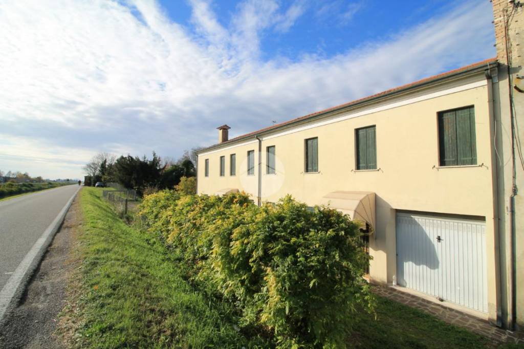 Villa a Schiera in vendita ad Abano Terme via Lungo Argine, 8