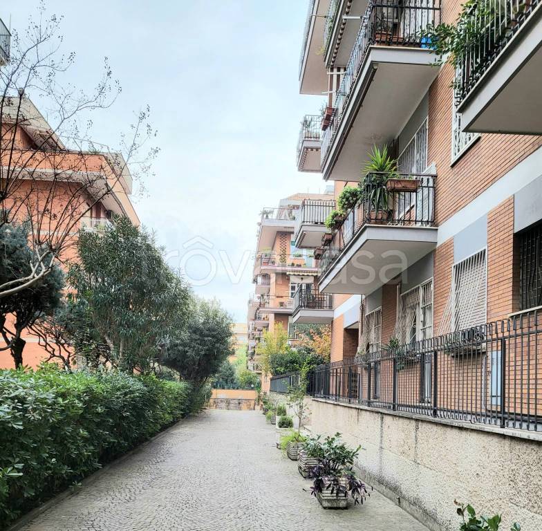 Appartamento in vendita a Roma via Sestio Calvino