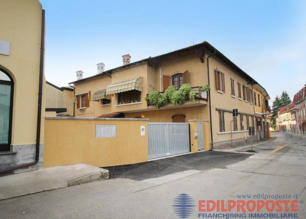 Villa Bifamiliare in vendita a Lazzate via San Lorenzo, 15