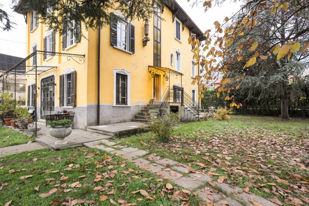 Villa in vendita a Nembro via Roma 39