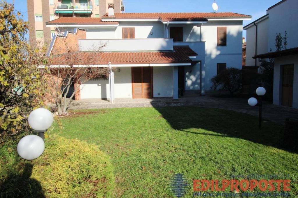 Villa in vendita a Lazzate via Vittorio Veneto