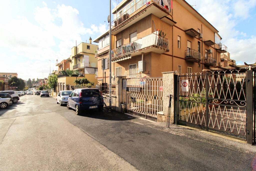 Appartamento in vendita a Roma via Francesco Posterla, 25