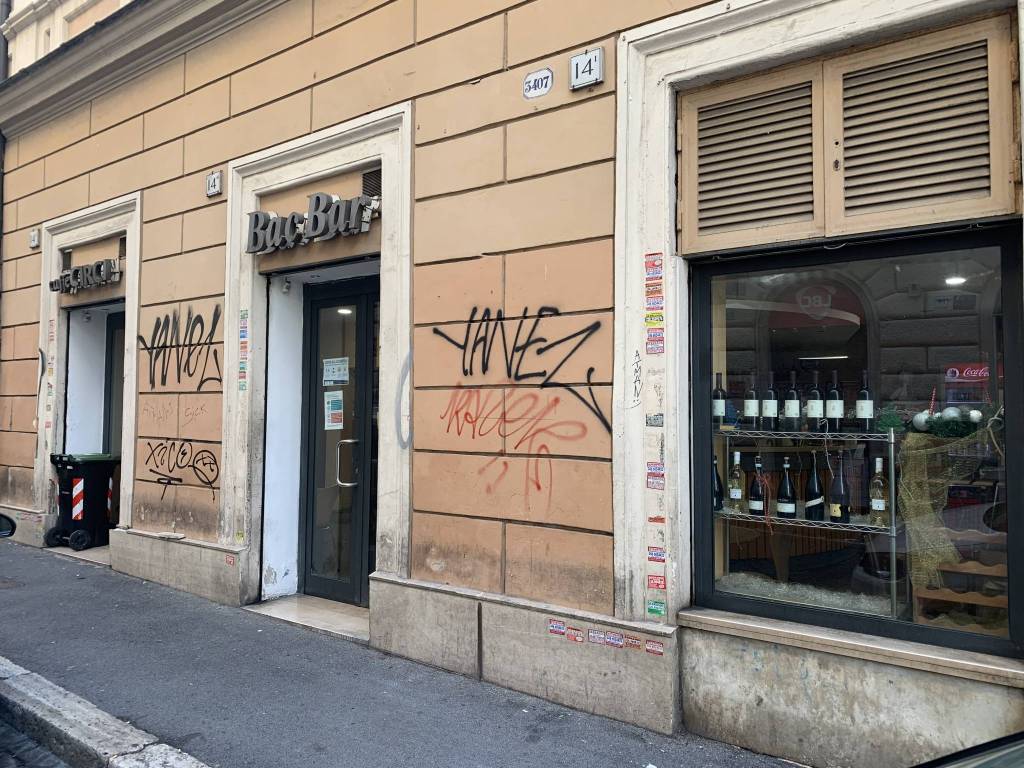 Negozio in vendita a Roma via Montebello