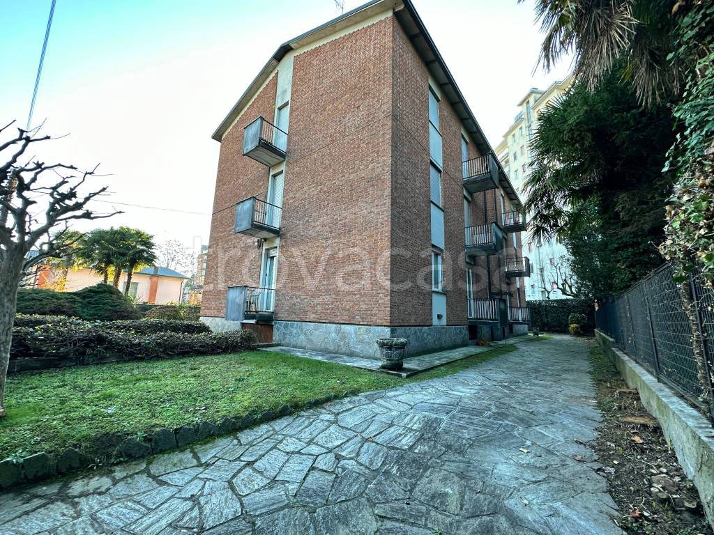 Appartamento in vendita a Somma Lombardo via Camillo Benso di Cavour, 16