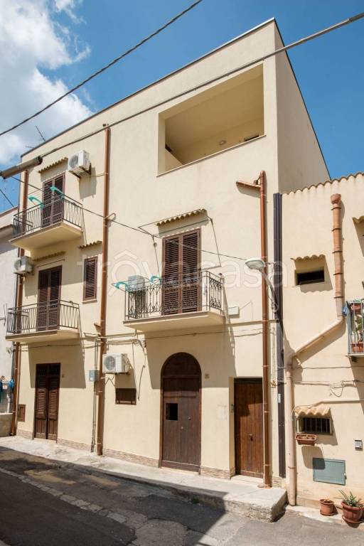 Casa Indipendente in vendita a Castellammare del Golfo via Giovanni Bovio