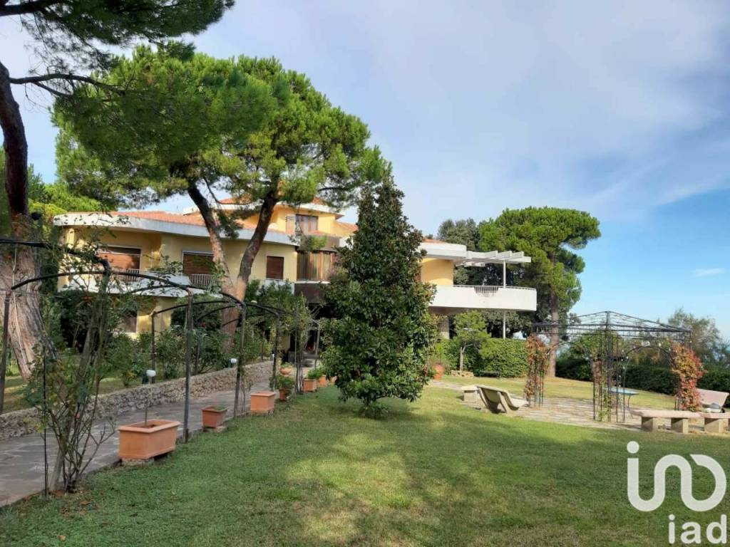 Villa in vendita a Roseto degli Abruzzi localitã  contrada borsacchio, 18